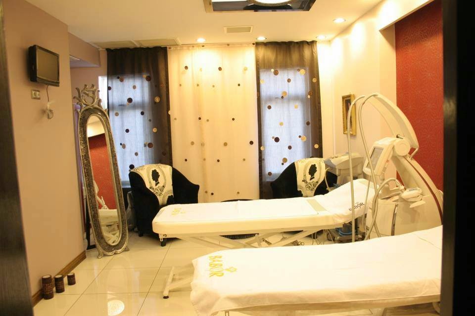 Mumans Barber & Beauty Center